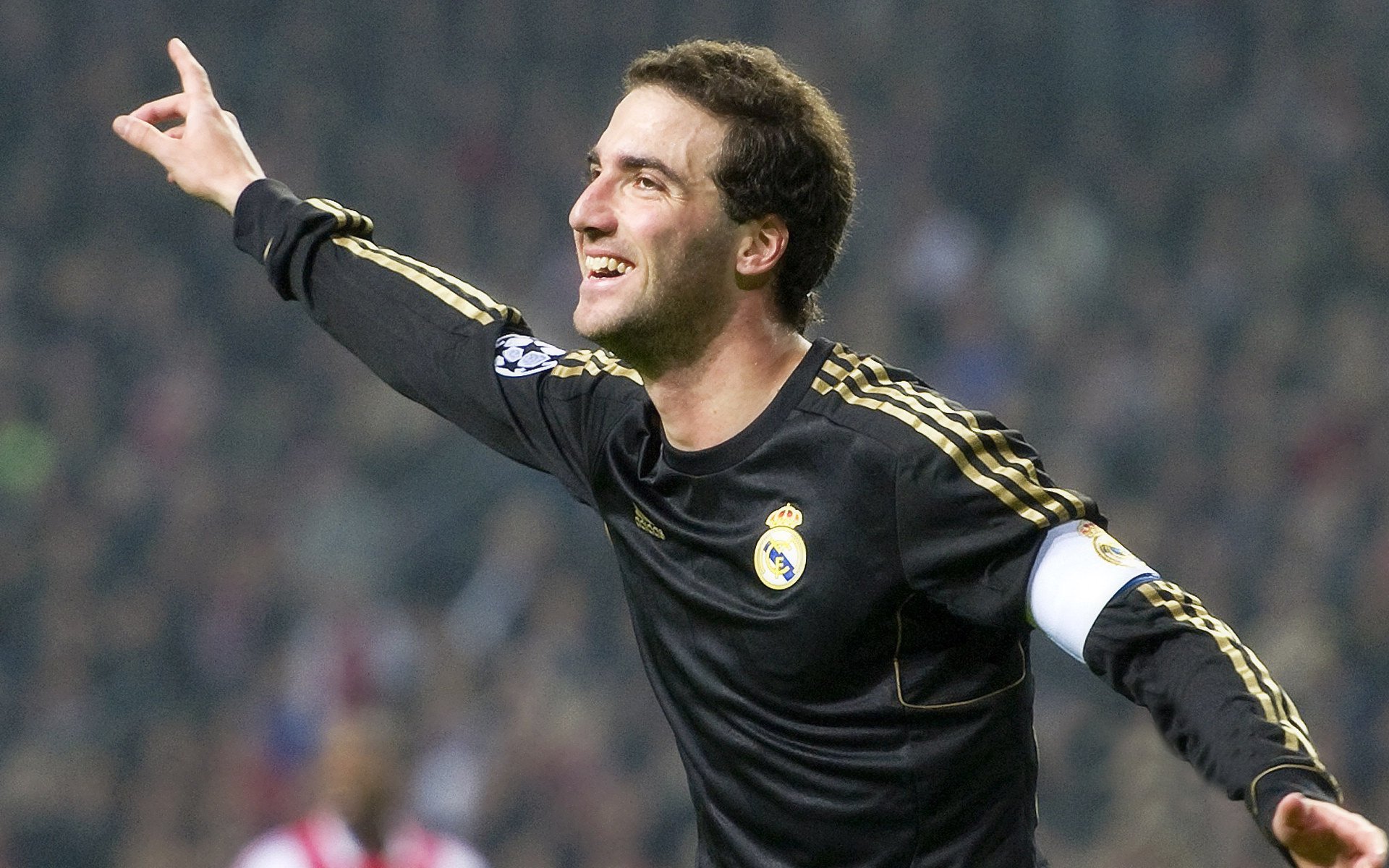 “未来赛车：新能源技术引领速度新潮流”，未来的赛车